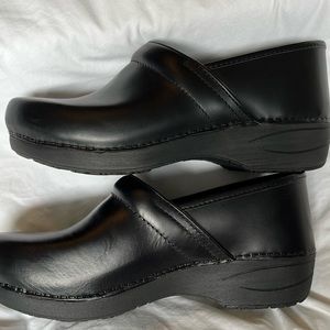 Dansko BLACK waterproof pullup Clogs. Size 42 NWOT